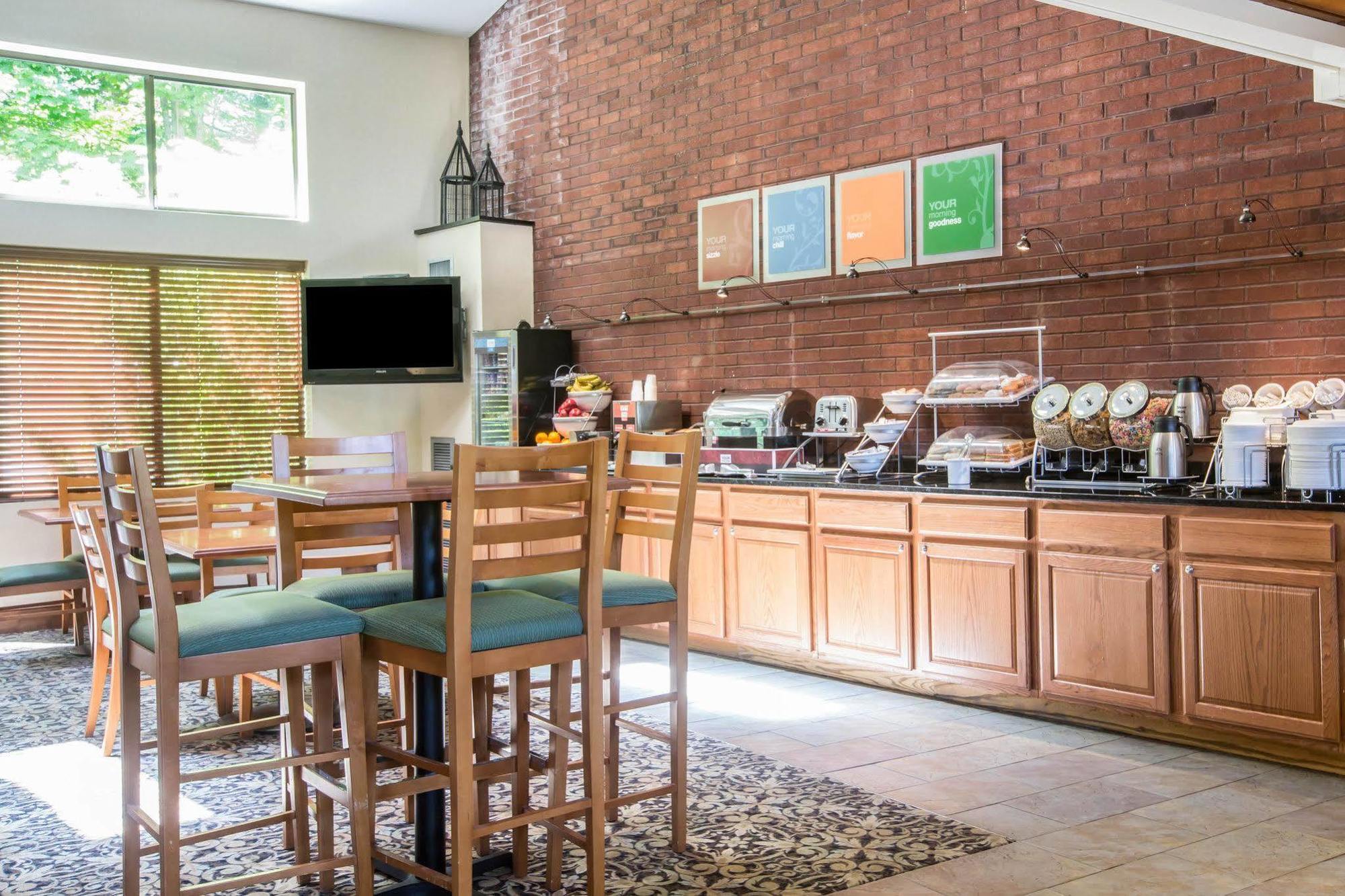 Comfort Suites South Burlington Near University Zewnętrze zdjęcie